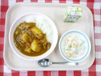 カレーライス・やさいジュース・フルーツヨーグルト