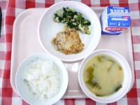 ごはん・牛乳・とりにくのパン粉焼き・ツナあえ・みそしる
