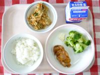 ごはん・牛乳・とりにくのてりやき・ビーフンいため・ブロッコリー