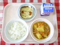 ごはん・牛乳。ちくわのホイルやき・じゃがいものカレーそぼろ・ふりかけ