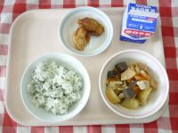 わかめごはん・牛乳・とりにくのレモンあげ・けんちんに