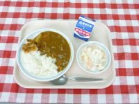 牛乳　チキンカレー　福神漬　フルーツヨーグルト