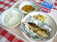 ご飯　牛乳　白身魚のみそマヨ焼き　五目野菜サラダ　かぼちゃのそぼろあん