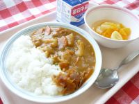 チキンカレー　牛乳　福神漬け　フルーツポンチ