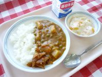 カレーライス　牛乳　福神漬け　フルーツヨーグルト