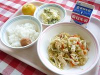 ご飯　牛乳　鶏の塩炒め　さつま芋サラダ　梅干し（和歌山県から頂きました）　みかん