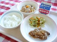 ご飯　牛乳　鶏肉のパン粉焼き　マーマレードサラダ　豚肉と大根の煮物