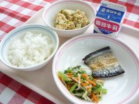 ご飯　牛乳　さんまの開き　三色ごま和え　とふの粉の煮物