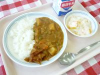 カレーライス　牛乳　福神漬け　フルーツヨーグルト