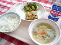 ご飯　牛乳　鶏つくねの照り焼き　ブロッコリーのおかか和え　さつま汁