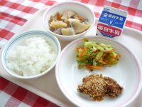 ご飯　牛乳　鶏肉のパン粉焼き　マーマレードサラダ　豚肉と大根の煮物