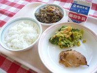 ご飯　牛乳　鶏の梅肉焼き　ブロッコリーのカレーサラダ　五目きんぴら