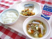 ご飯　牛乳　煮魚　キャベツとひじきの甘酢和え　けんちん汁