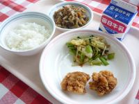 ご飯　牛乳　鶏のから揚げ　野菜のおかか和え　五目きんぴら