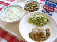 ご飯　牛乳　蒸し鶏のごまソース　きゅうりの酢の物　糸こんぶの炒め煮