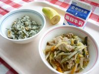 かみかみ高菜ご飯　牛乳　野菜ラーメン　バナナ[野菜ラーメンは６－１の好きな給食１位のメニューです]