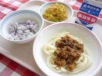 ゆかりご飯　肉みそうどん　牛乳　かぼちゃのかき揚げ