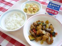 ご飯　牛乳　鶏肉と夏野菜の揚げ煮　マカロニサラダ