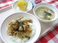 焼き鳥丼　牛乳　みそ汁　ゆでとうもろこし[１年生がとうもろこしの皮むきをしてくれました]