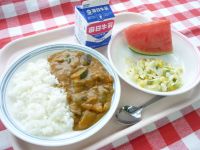 夏野菜カレー　牛乳　コールスローサラダ　[セレクト]すいか・メロン