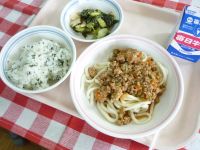 わかめご飯　肉みそうどん　牛乳　チンゲン菜の酢の物