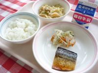 ご飯　牛乳　煮魚　三色なます　春雨の甘辛炒め