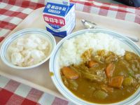 カレーライス　牛乳　フルーツヨーグルト