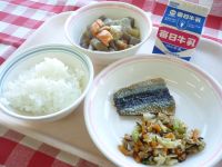 ご飯　牛乳　さんまの塩焼き（６年生はあじの塩焼き）　キャベツとひじきの甘酢和え　筑前煮