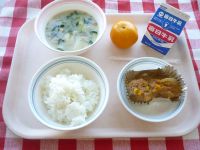 ご飯　牛乳　鶏肉のホイル焼き　冬野菜のスープ　みかん［みかんは県から頂きました］