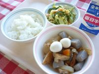 ご飯　牛乳　おでん風煮　ブロッコリーのカレーサラダ