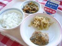 ご飯　牛乳　蒸し鶏のごまソース　梅おかか和え　糸こんぶの炒め煮