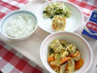 ご飯　牛乳　親子煮　さつま芋とにんじんのサクサク揚げ　ツナとわかめの和え物