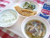 ご飯　牛乳　いかのサラサ揚げ　小松菜の酢の物　たぬき汁