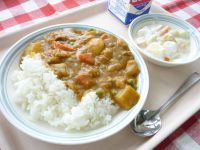 カレーライス　牛乳　フルーツヨーグルト［カレーライスは１年生・２－１の好きな給食１位のメニューです。］