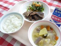 ご飯　牛乳　くじらの竜田揚げ　三色ごま和え　さつま汁［くじらは和歌山県から頂きました。三色ごま和えに使われている小松菜は新宮市で作られたものです。］