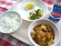 ご飯　牛乳　厚揚げのカレー煮　ブロッコリーの中華和え　りんご