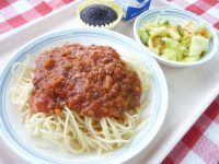 ミートソーススパゲッティ　牛乳　フレンチサラダ　手作りチョコケーキ