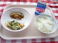 ご飯　牛乳　魚の照り焼き　いんげんのごま和え分散登校B班