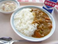 カレーライス　牛乳　フルーツヨーグルト