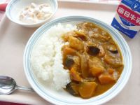 夏野菜カレー　牛乳　フルーツヨーグルト