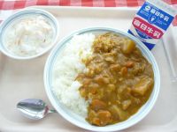 カレーライス　牛乳　フルーツヨーグルト