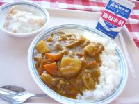 カレーライス　牛乳　フルーツヨーグルト