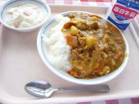 カレーライス　牛乳　フルーツヨーグルト