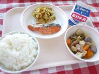 ご飯　牛乳　鮭の塩焼き　白菜の塩昆布和え　高野豆腐の五目煮