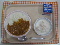 カレーライス、フルーツヨーグルト