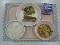 ごはん、親子煮、やさいのおかか和え、ちくわのいそべ揚げ