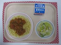 ミートソーススパゲティ、フレンチサラダ