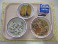 わかめごはん、肉うどん、さつまいもの天ぷら