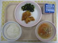 ごはん、ささみのレモン煮、ほうれん草のソテー、コンソメスープ