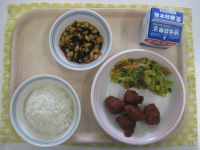 ごはん、まぐろのケチャップ煮、ブロッコリーのおかか和え、大豆のいそに